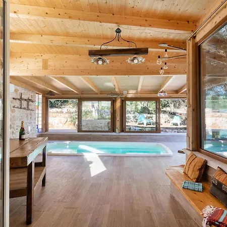 Beautiful Haven With Panoramic Views Over Valley Остуни