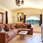 Beautiful Haven With Panoramic Views Over Valley *